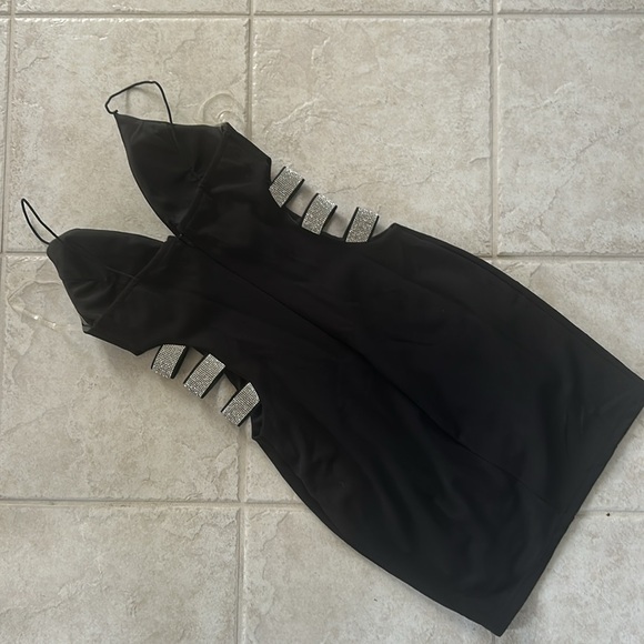 Windsor Black Plunge Neckline Dress - Picture 5 of 13